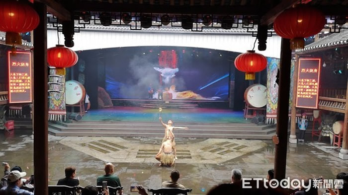 巫傩文化表演中的「烈火焚身」。(图/记者王致凯摄)