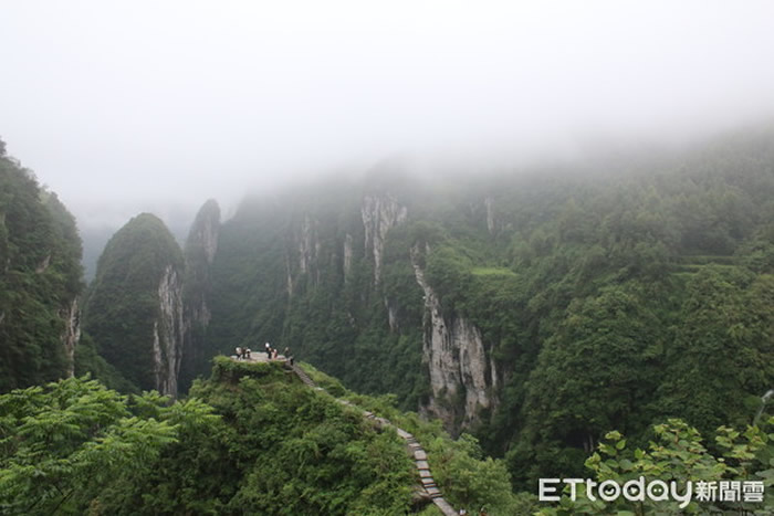 远眺问天台与后方的群峰。(图/记者王致凯摄)
