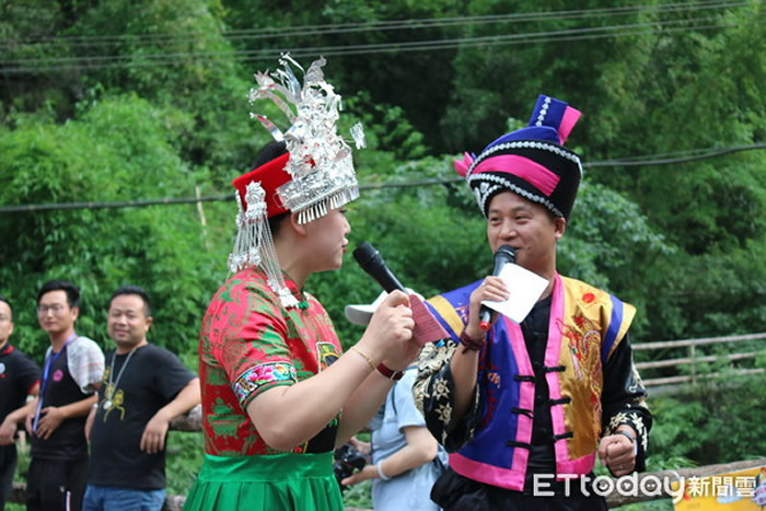 德夯苗寨男女对歌。(图/记者王致凯摄)