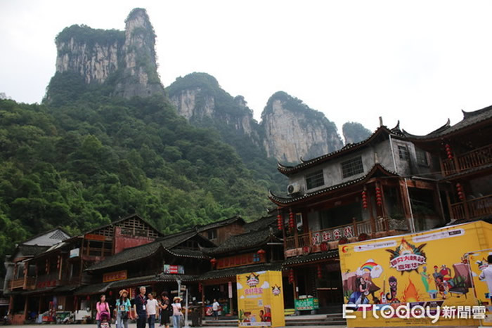 山谷中的德夯苗寨。(图/记者王致凯摄)