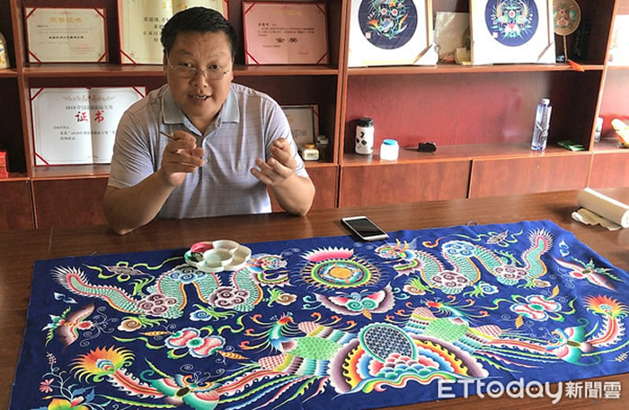 苗画第三代传人梁德颂。(图/记者王致凯摄)