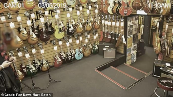 英国东萨塞克斯郡布赖顿监控视频拍到琴行闹鬼 透明白影在顾客间穿梭