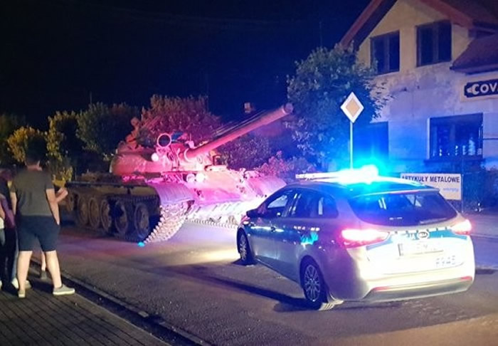 ���������ϲ�С��������ŵ�������Ӽ�ʻǰ������սT-55̹���������Ķ���