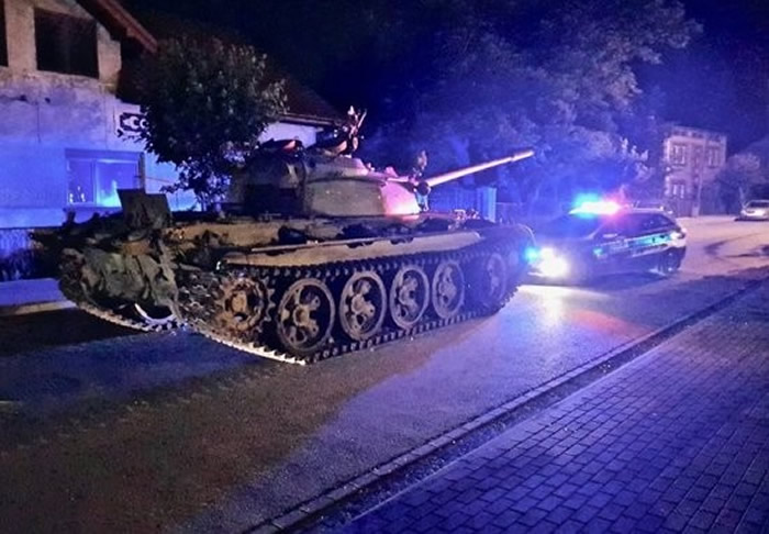 ���������ϲ�С��������ŵ�������Ӽ�ʻǰ������սT-55̹���������Ķ���