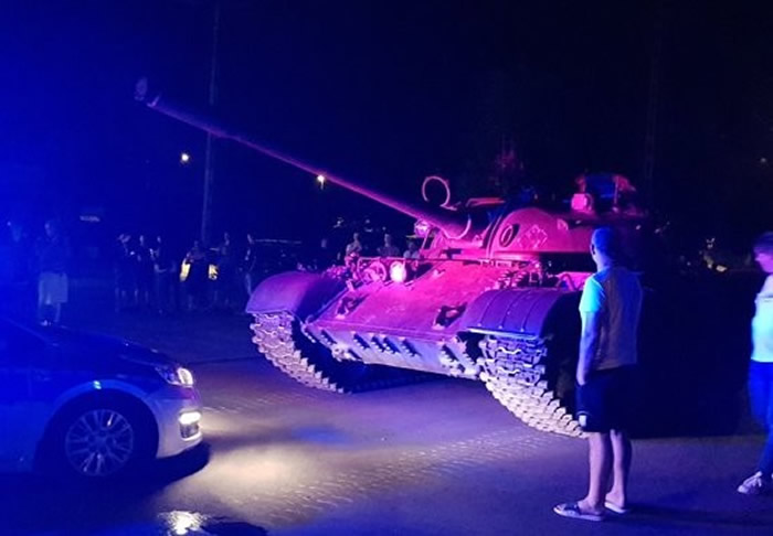 ���������ϲ�С��������ŵ�������Ӽ�ʻǰ������սT-55̹���������Ķ���