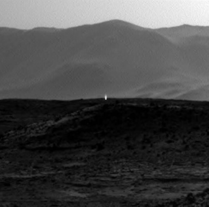 2014年,一个神秘的光点同样出现在好奇号拍摄的照片中