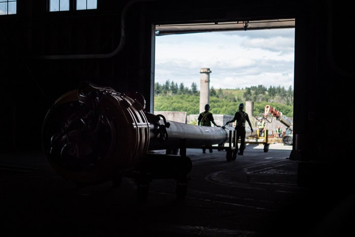 工作人员把U型管移到海洋。