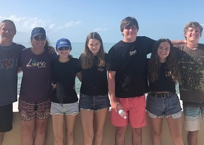 林德赛(中)跟父母和朋友在巴哈马旅行。