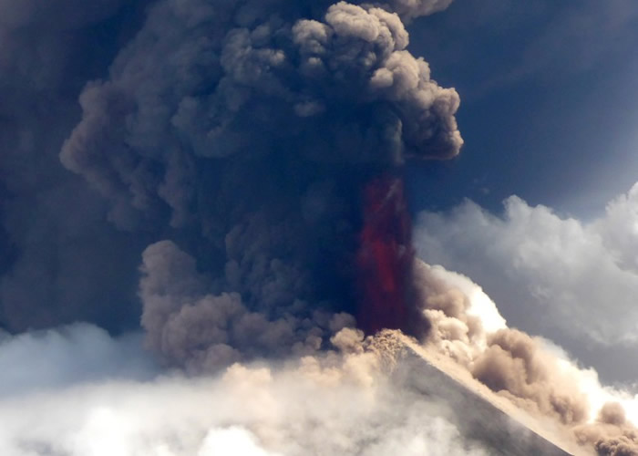 火山灰笼罩天空。