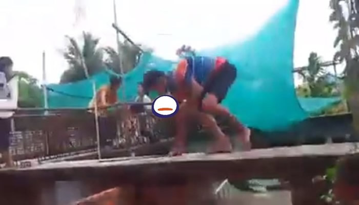 柬埔寨暹粒市2岁女童被鳄鱼分食 父亲跳入鳄鱼池中抢回仅存尸骨