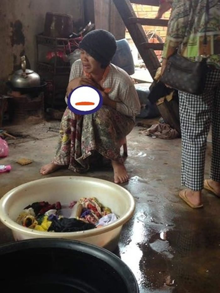 母亲抱着女儿头颅,哭得撕心裂肺。