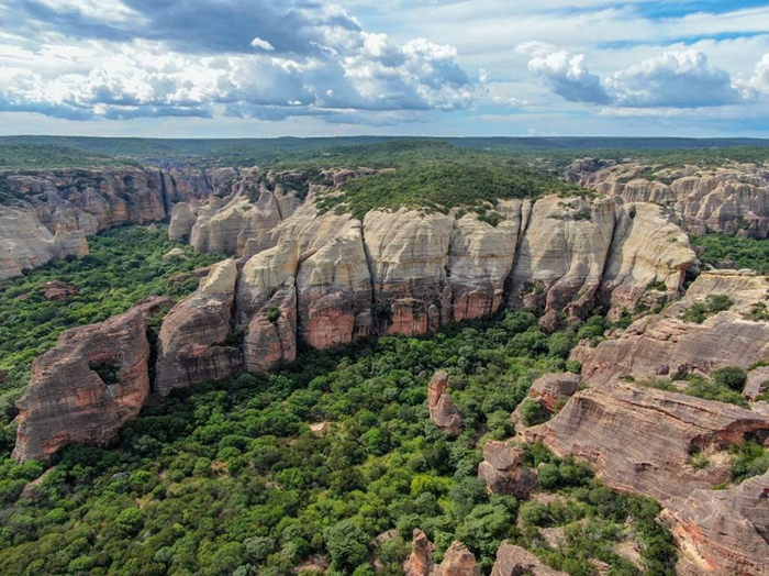 卷尾猴的考古遗址位于卡皮拉瓦山,这是巴西的国家公园,而那里的猴子现在也会用石头敲开腰果。 PHOTOGRAPH BY TIAGO FALóTICO