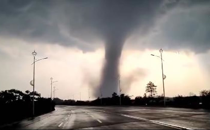 7月3日下午5点15分巨大龙卷风袭击辽宁省开原市