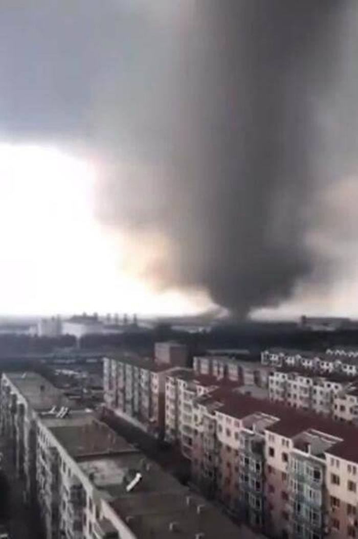 7月3日下午5点15分巨大龙卷风袭击辽宁省开原市