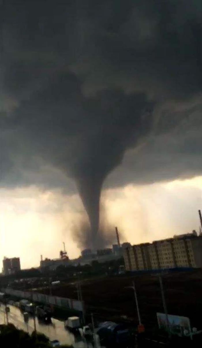 7月3日下午5点15分巨大龙卷风袭击辽宁省开原市