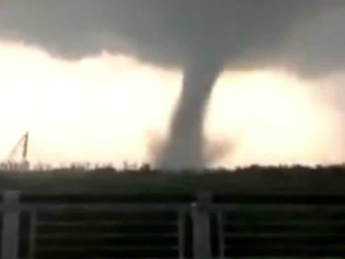 7月3日下午5点15分巨大龙卷风袭击辽宁省开原市