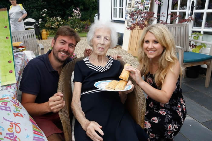 英国埃塞克斯郡斯坦斯特德市百岁老人称要感谢一道菜——热狗