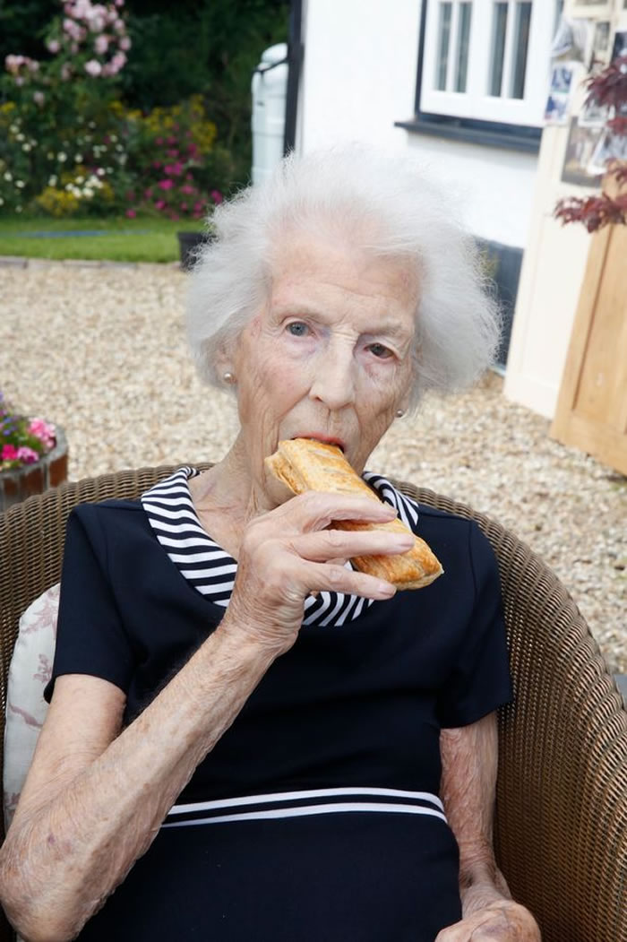 英国埃塞克斯郡斯坦斯特德市百岁老人称要感谢一道菜——热狗