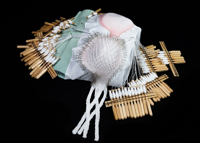 Algorithmic Lace bra采用古编织技艺制成。