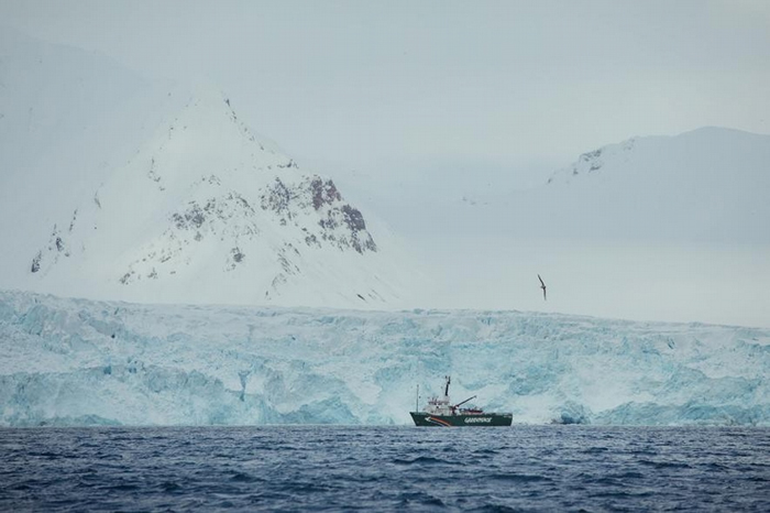 ˹߰͵ĴﲼӣDahlbreen glacierǰģɫƽġš PHOTOGRAPH BY DENIS SINYAKOV, G