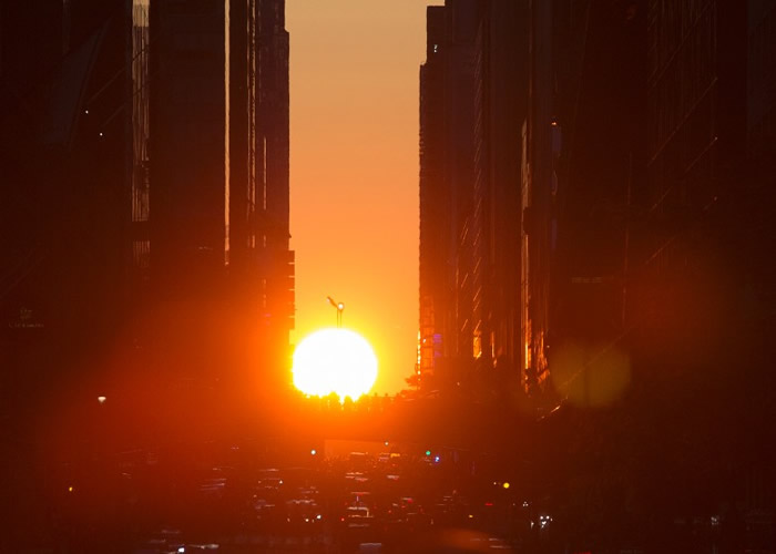 “曼哈顿悬日”!美国纽约曼哈顿傍晚出现罕见“悬日”奇景 民众街头拍照留念