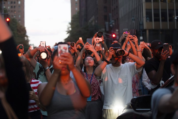 “曼哈顿悬日”!美国纽约曼哈顿傍晚出现罕见“悬日”奇景 民众街头拍照留念