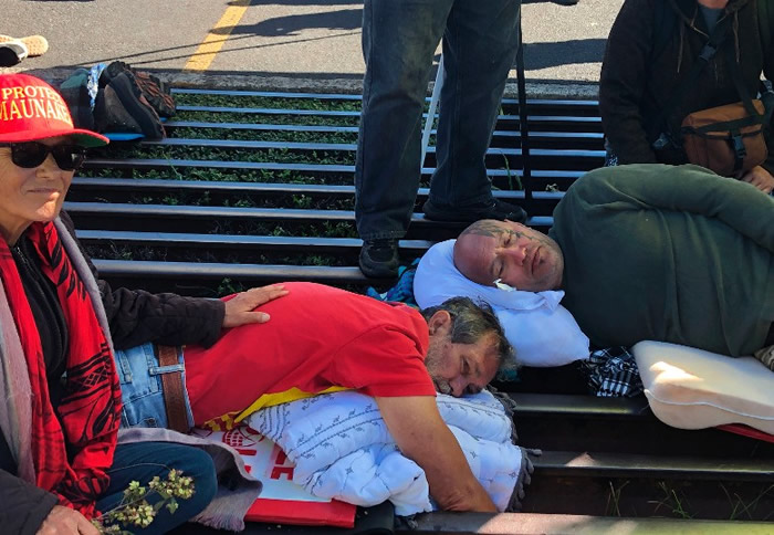 美国夏威夷冒纳凯阿火山建天文望远镜争议未息 数百名示威者于山脚聚集抗议