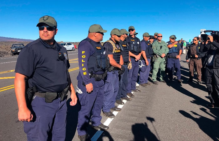 美国夏威夷冒纳凯阿火山建天文望远镜争议未息 数百名示威者于山脚聚集抗议