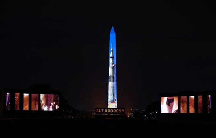 博物馆在华盛顿纪念碑投影高达110米的土星号火箭影像。