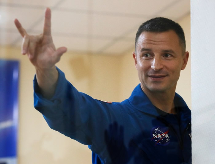 上太空新手摩根在记者会上做出和平手势。