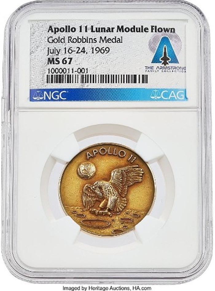 美国宇航员登月50年:已故宇航员阿姆斯特朗登月时所戴金牌拍卖 以205万美元成交