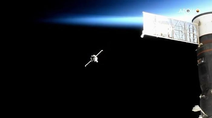 三名宇航员在周六乘火箭从哈萨克升空并在轨道内拍照留念。