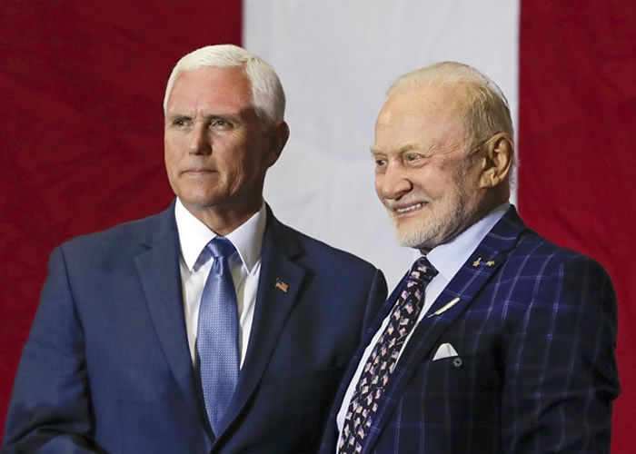 彭斯(左)与奥尔德林(右)见面。