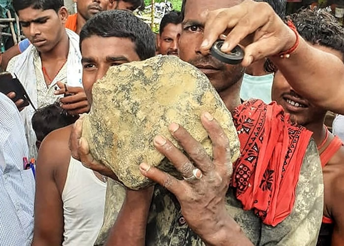 印度15公斤重陨石坠落农地 留1.2米深巨坑