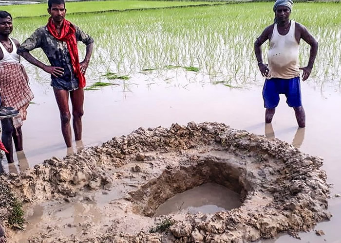 印度15公斤重陨石坠落农地 留1.2米深巨坑