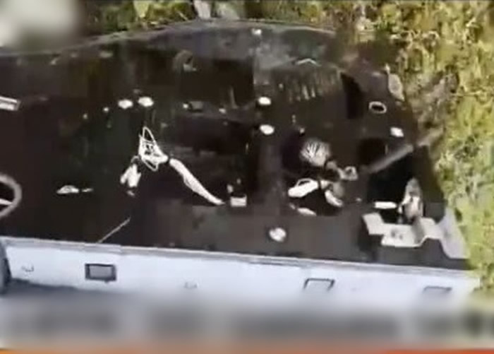 四川宝兴县村民在海拔4000米山坡放牛发现飞机遮光板 与川航客机脱落部件吻合