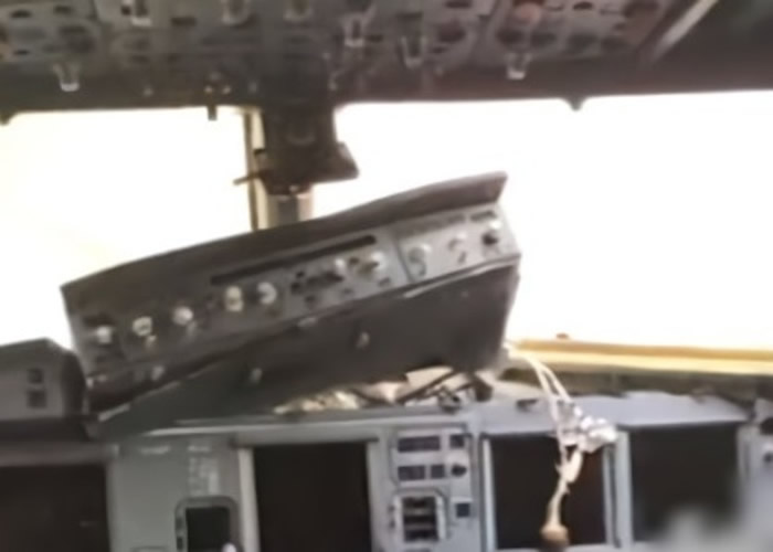 四川宝兴县村民在海拔4000米山坡放牛发现飞机遮光板 与川航客机脱落部件吻合