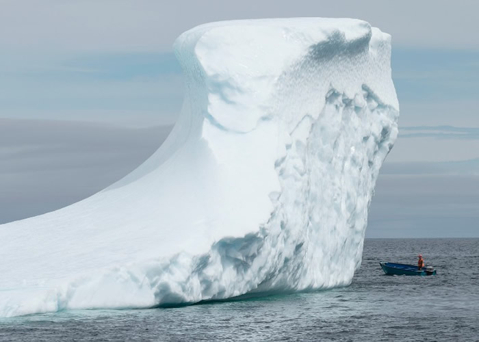 千年而成的冰山高不可及,崩塌时惊心动魄。