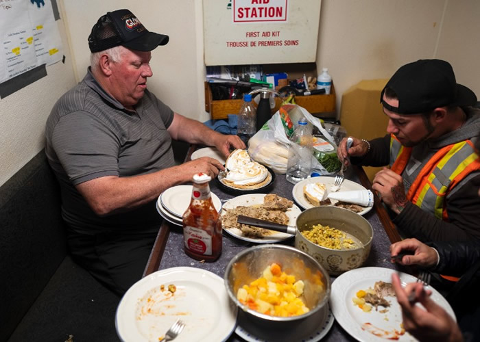 游客欣赏完壮丽的冰川走廊后,会在当地消费。