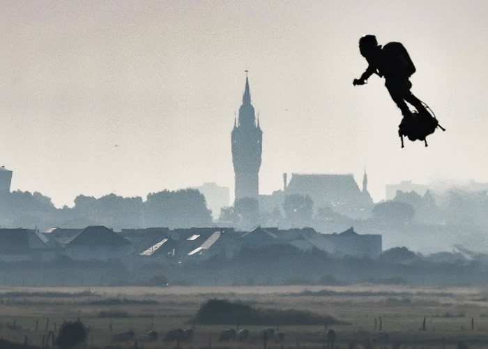法国发明家萨帕塔无惧首飞失败堕海 乘飞天滑板飞越英伦海峡抵达英国