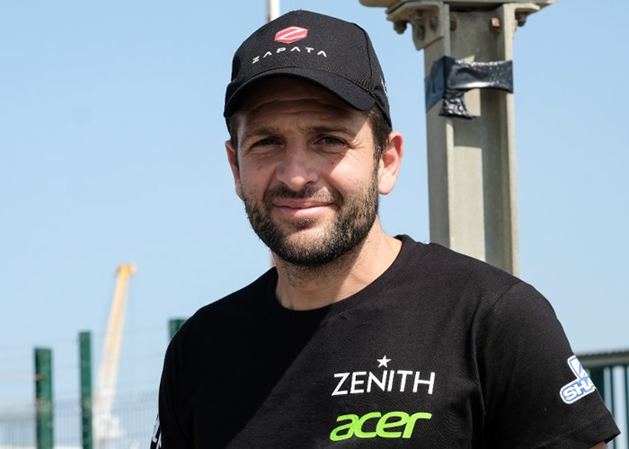 法国发明家萨帕塔无惧首飞失败堕海 乘飞天滑板飞越英伦海峡抵达英国