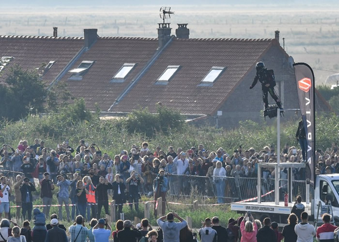 法国发明家萨帕塔无惧首飞失败堕海 乘飞天滑板飞越英伦海峡抵达英国