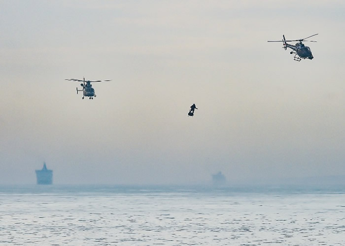 法国发明家萨帕塔无惧首飞失败堕海 乘飞天滑板飞越英伦海峡抵达英国
