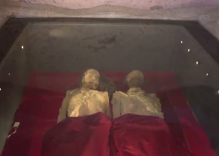 新疆吐鲁番博物馆推与3000年干尸共寝活动