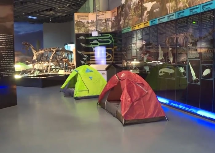 新疆吐鲁番博物馆推与3000年干尸共寝活动