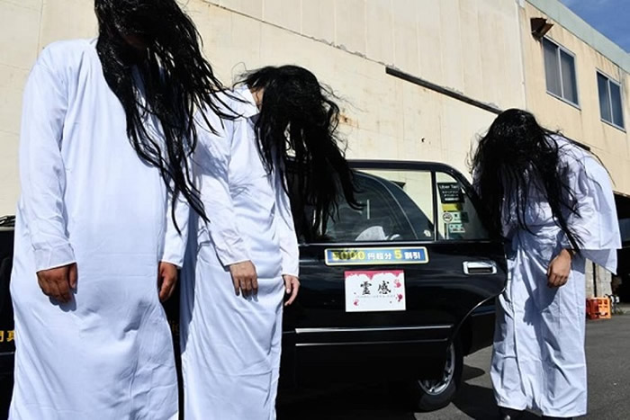 驾驶猛鬼的士的司机都要接受特训,研习扮鬼演技。