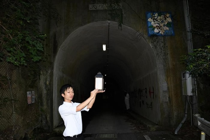 车上挂的灯笼据称封印了由各闹鬼地点找来的真鬼魂。