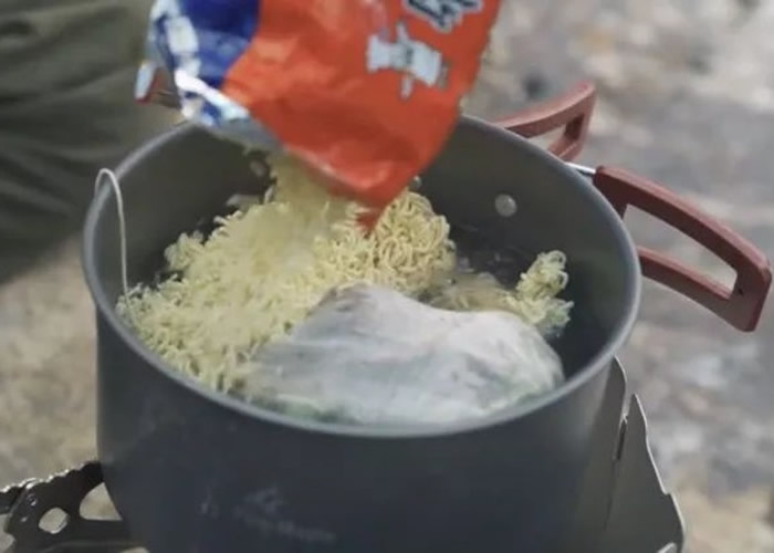 微博美食博主“野食小哥”采摘高山濒危植物“雪兔子”煮面吃 专家:连做标本都不舍得