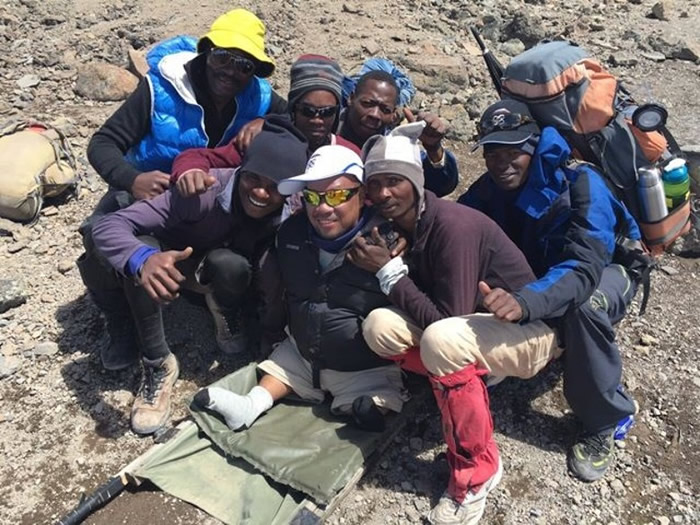 亿甲猜(前中)在朋友协助下成功登顶。