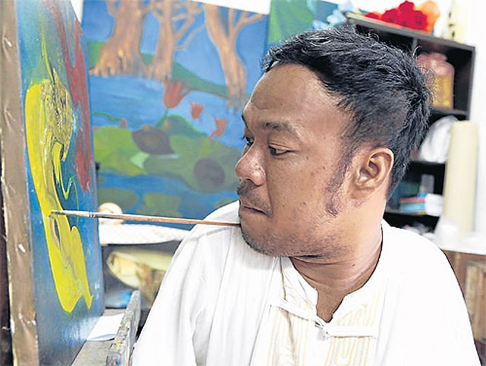 亿甲猜平日以口咬画笔绘画。